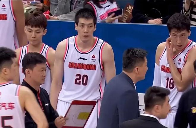 广东男篮4换2交易达成，崔永熙焦伯乔加盟，朱芳雨操作成神！