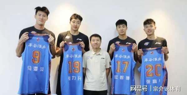 CBA又闹出大笑话，冠军球队内讧面临退赛，中国篮协出面也没用