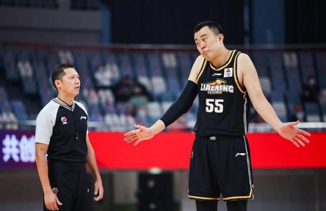 媒体人：辽宁新赛季名单唯一悬念是韩德君是否继续职业生涯
