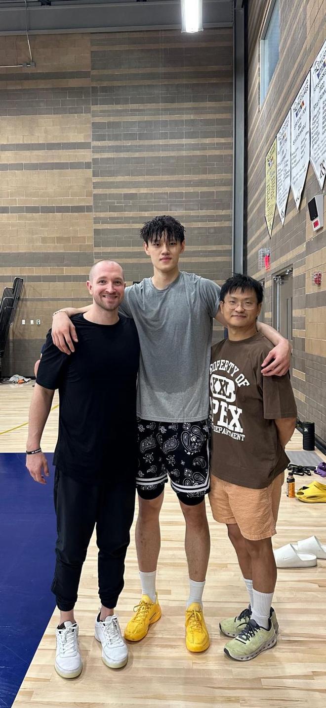 训练师：曾凡博2米11&如此能投！网媒：凡博可能获得篮网双向合同
