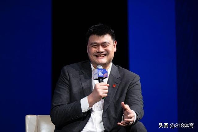 排面!姚明观礼抗战胜利80周年阅兵,2米26巨人坐看台遮挡一片观众