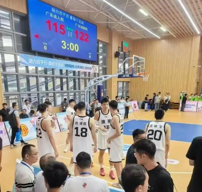 世纪大和解！杜锋和徐昕相谈甚欢 两人面对面大笑