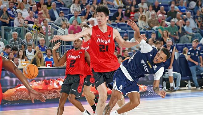 砍17分+绝平三分！中国男篮22岁2米23中锋闪耀：留洋练级利好