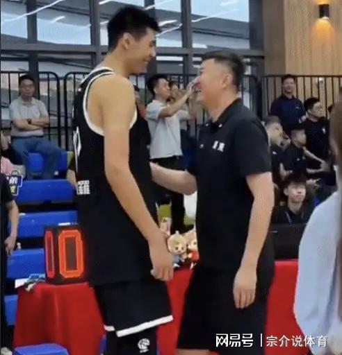 广东队最新动态，徐昕原谅杜锋，徐杰丑闻消失，和球迷亲密互动