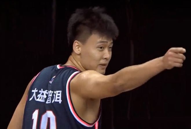 赵睿谈在广东骂三张对事不对人，球迷不买账：换作阿联周鹏你敢吗