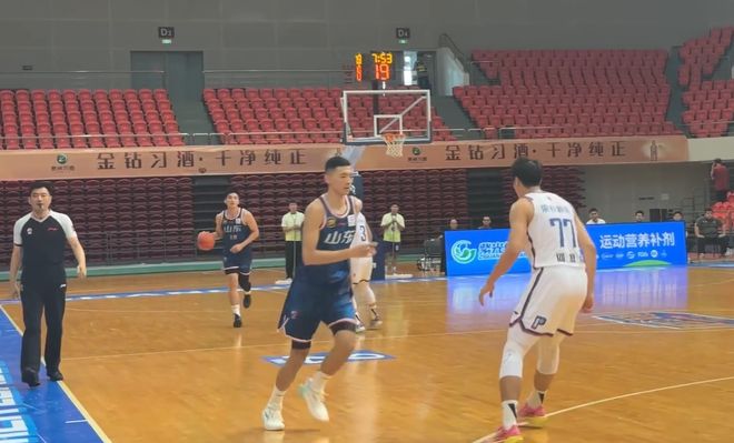 陈林坚上演山东男篮首秀，10中7砍下全队最高18分