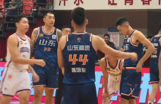 山东男篮力克天津，陈林坚首秀10中7砍下18分，陶汉林6中6砍14+4