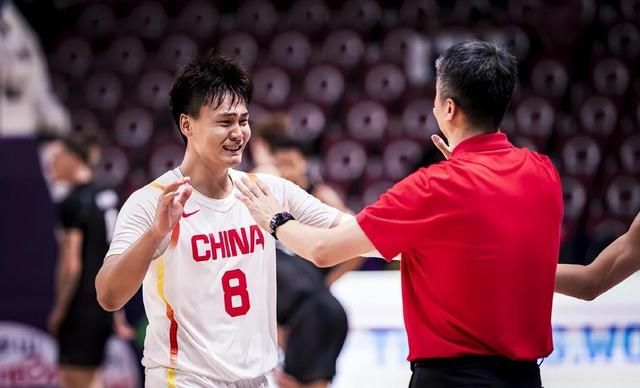 余嘉豪直言今年中国男篮私下关系很好，球迷猜测：之前有小团体？