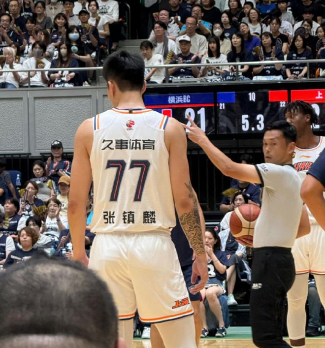 首秀12分5篮板6助攻！张镇麟表现不错，上海男篮完成逆转