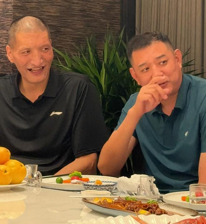 巴特尔与巩晓彬山东聚餐，老巴烟不离手，巩显秃头，二人把酒言欢