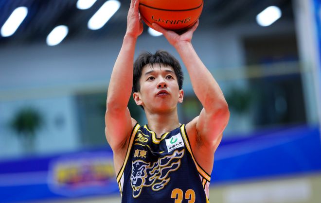 U21全锦赛：广东男篮力克深圳获首胜 杨溢狂轰38+7+5+5+9失误