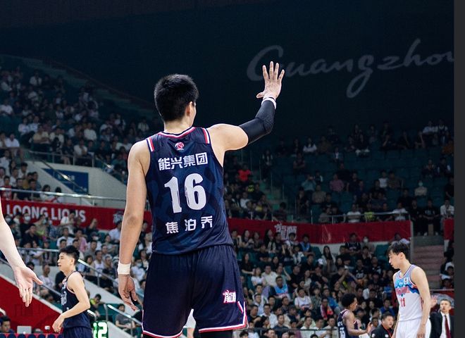 伤病好了！焦泊乔热身赛隔扣+不戴护膝 广东终迎易建联接班人