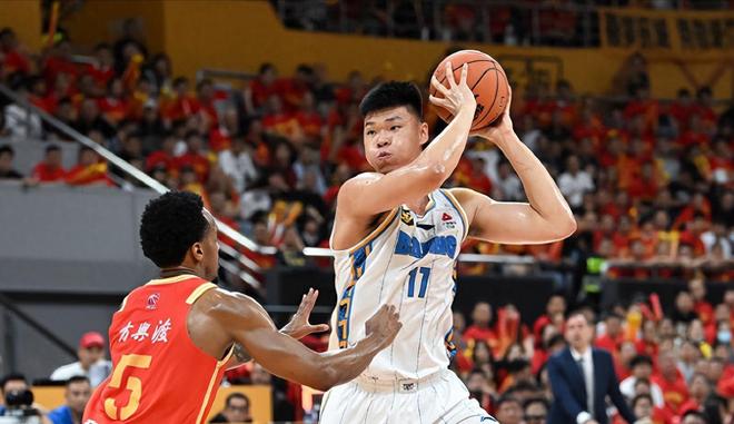 场均6.9分4篮板！争议中锋再拿600万顶薪，幸好没去广东