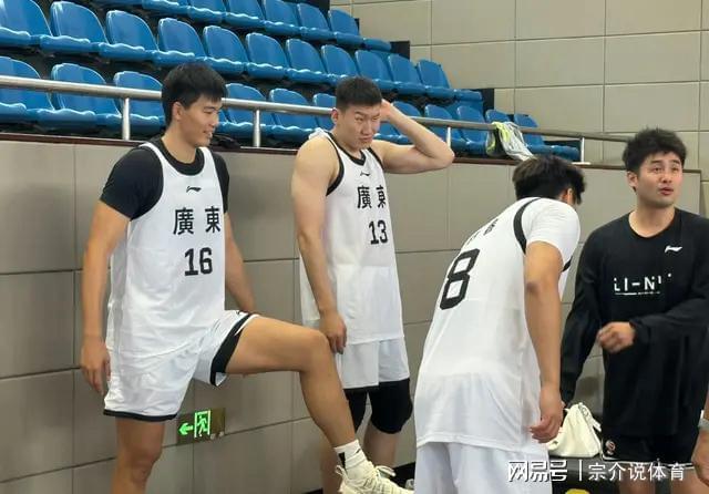 广东队热身赛反转，朱芳雨收一好一坏消息，徐昕终于原谅杜锋