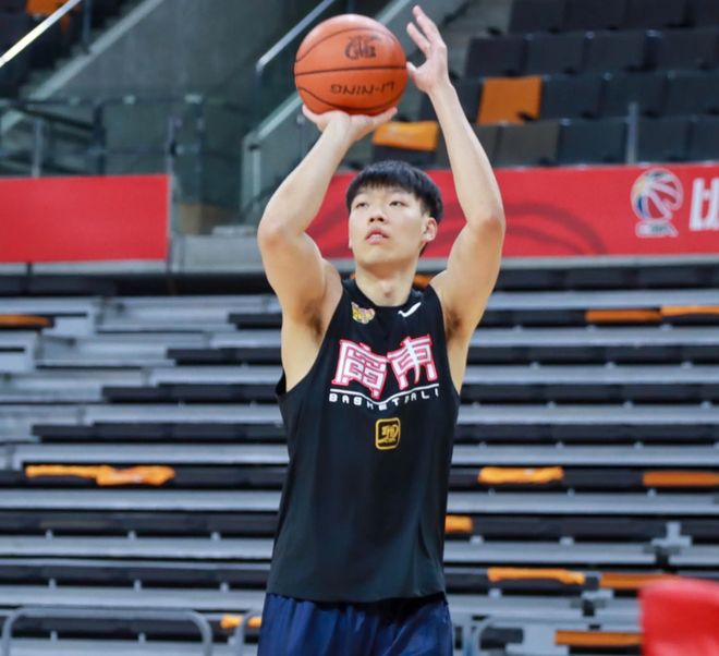 杜锋真把张昊培养起来了！得分+助攻+防守全面提升，稳轮换了！