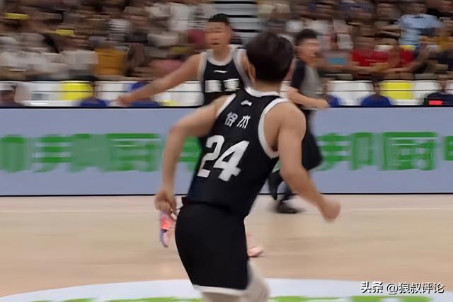 杀疯！徐杰爆砍34+25+6引热议 高难度三分命中倒地“俯卧撑”庆祝