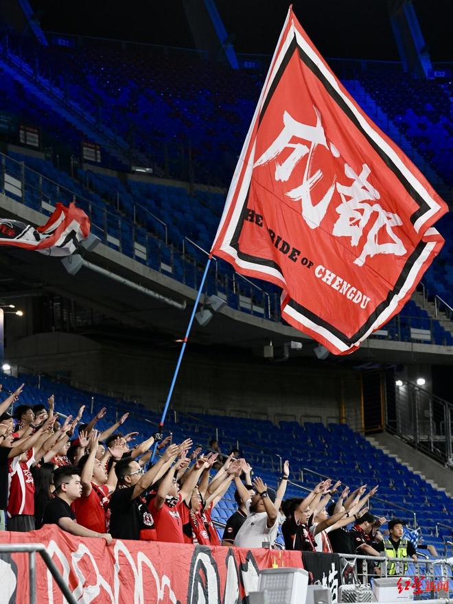 四川足球首战亚冠正赛留遗憾，成都蓉城客场被逆转绝杀 远征球迷高喊“继续战斗”