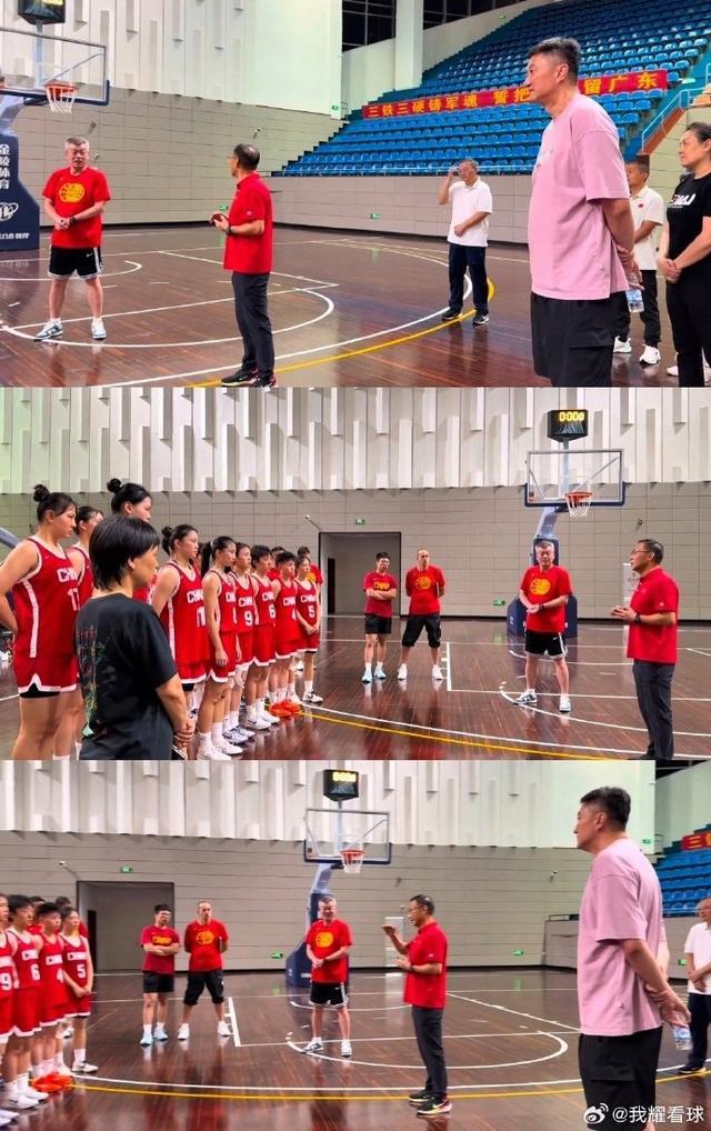 中国U16女篮出征亚洲杯前的动员仪式 杜锋来到现场给姑娘们加油