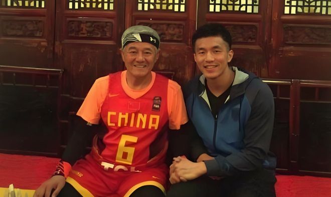 官宣！晚上6点30杨鸣郭艾伦将亮相赵本山球局,格林又会锁谁的喉呢