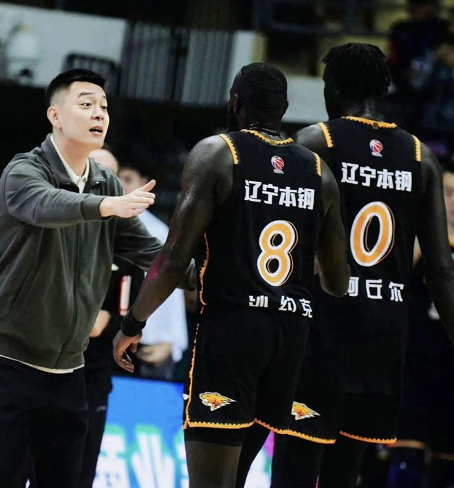 4外援3个老熟人！辽篮引援消费降级杨鸣也无奈，下赛季保12争8？