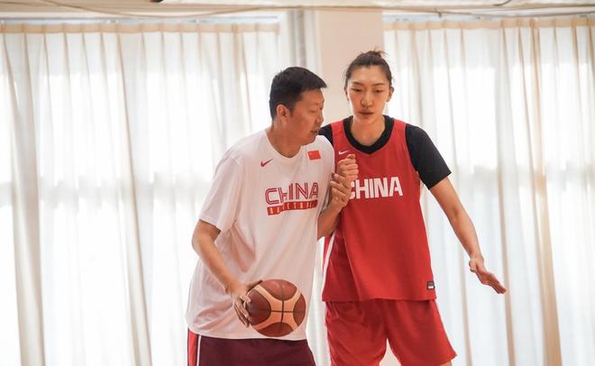 中国女篮最新集训曝光！王治郅调教韩旭+2米26张子宇，双塔进化？