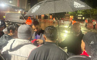 尽管冒着大雨，阿莫林赛后还是停下来给球迷们签名