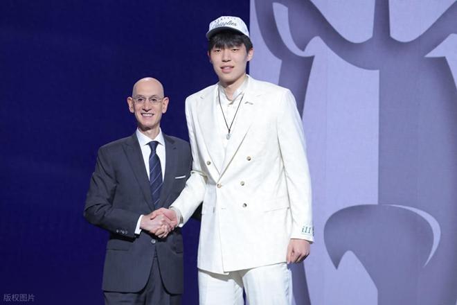 曾凡博进击NBA形势大好，签约+出战时间敲定，篮网教练组高度评价