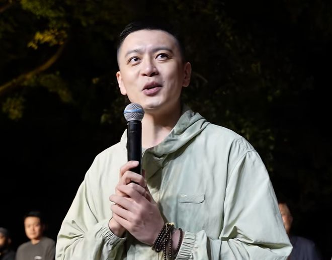 辽篮热身赛前现身活动！杨鸣李晓旭采访，全队参与，合影呼喊口号
