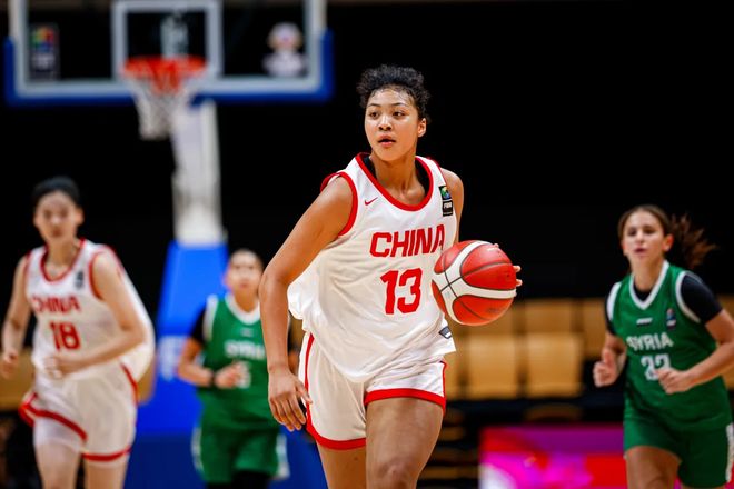 24分钟砍13+8！中国女篮14岁1米83前锋新星崛起：攻防一体冲奖牌