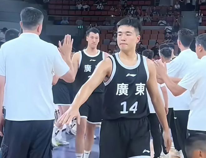 广东队95-73四川队，收获2连胜！徐杰张文逸分别砍下22分