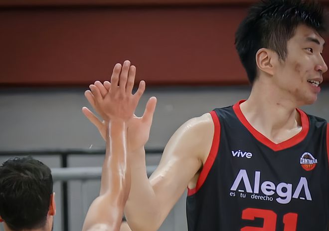 留洋首秀来了！中国男篮22岁2米23砍9+3：担当首发稳健练级