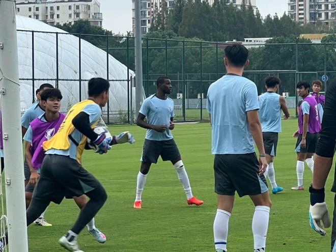 记者：阿马杜与戴伟浚参加亚冠赛前合练，谢鹏飞缺席训练