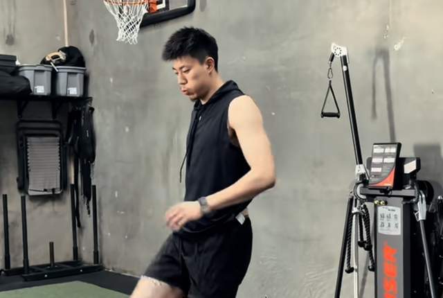 张镇麟打不了持球，上海男篮缺本土后卫 新援拿2分 压力给到卢伟