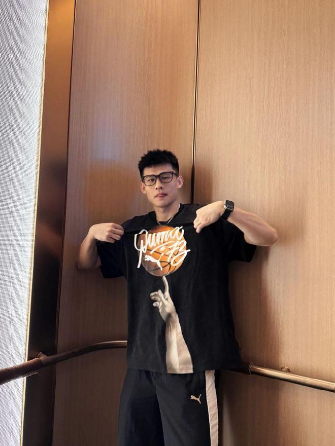 笑喷!辽宁球迷大妈搂住王岚嵚大喊鄢手骐,王岚嵚尴尬:我不是手帝!