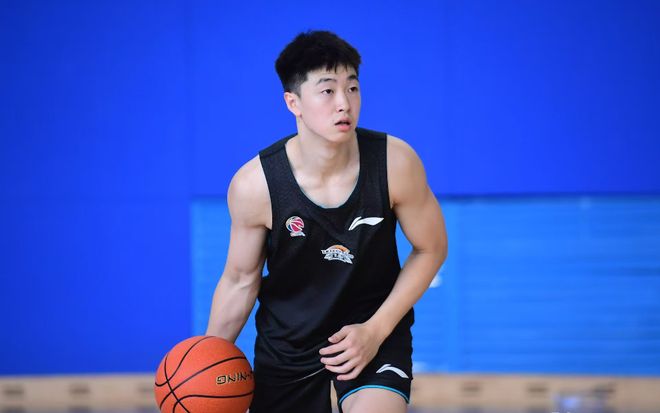 媒体人：西甲U22公示参赛球员名单，黄秋实&张峻豪不在列
