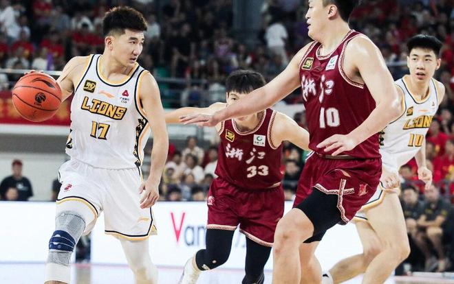 浙江男篮77-67力克广厦，程帅澎24分张洪硕伤退，孙铭徽情绪失控