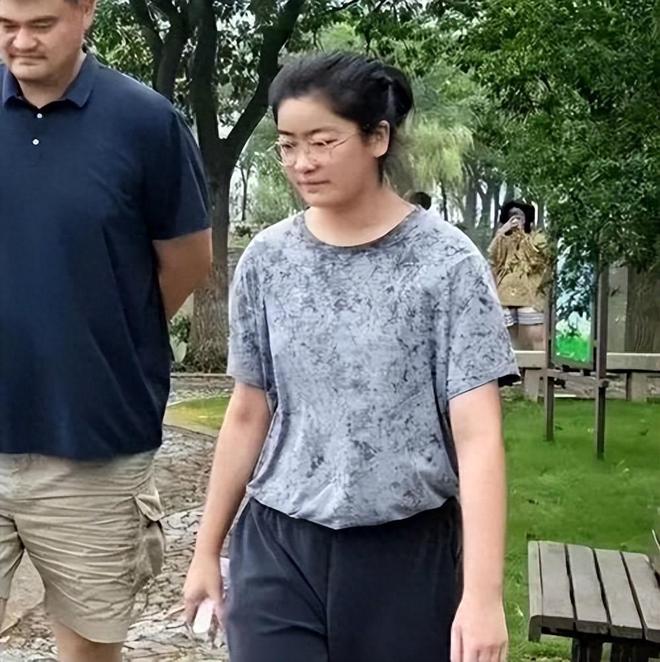 太湖边上最萌身高差，姚明携家“寻根”，全家最矮竟是她