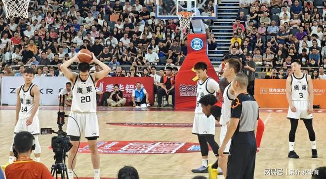 广东队8分大胜美国队，胡明轩5分低迷，赵睿受伤，徐杰复出最强