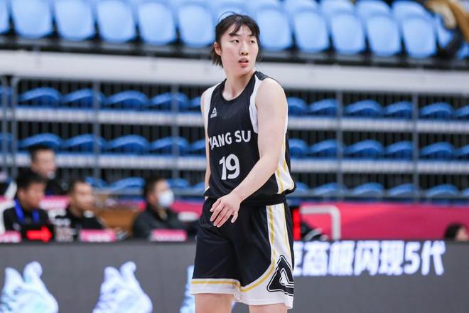 恭喜！中国女篮23岁1米86新版李梦进化：两战轰35分+6记三分