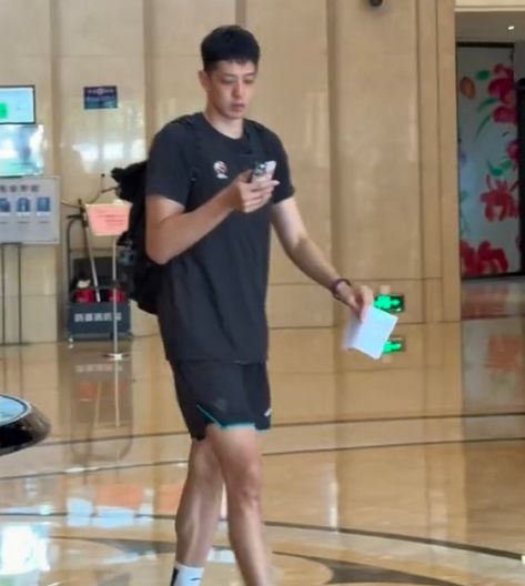 广东男篮内线内线再迎强援！沈梓捷抵达佛山跟队汇合