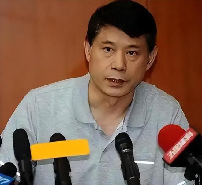 逼姚明退役，毁了王治郅，他是如何让中国篮球倒退了20年的？