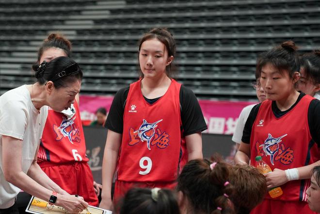 又美又能打！中国女篮又一17岁1米93新星崛起：对决韩旭轰17+10