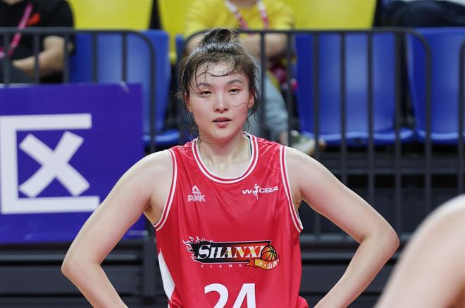 篮板第1得分第2！中国女篮又一27岁前锋崛起：李梦替身又美又能打