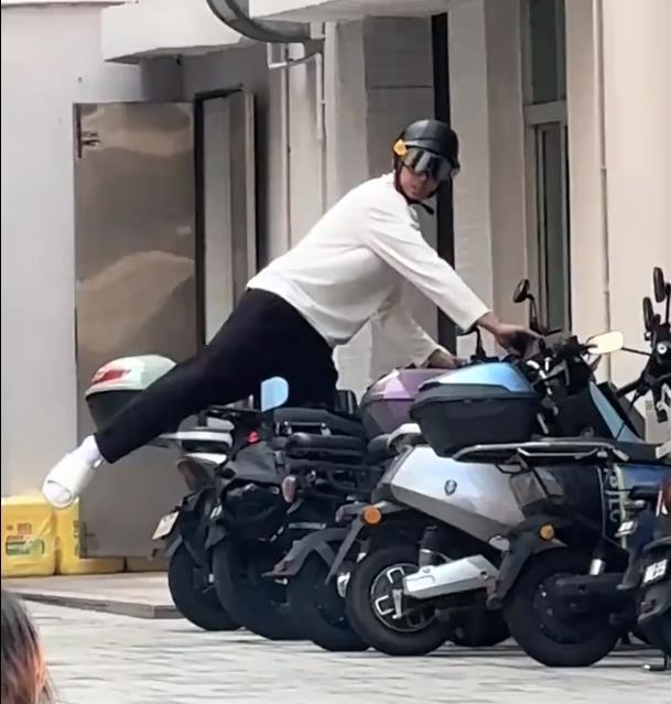 入乡随俗!广东新援完成入队仪式 球迷调侃这才算是真加盟