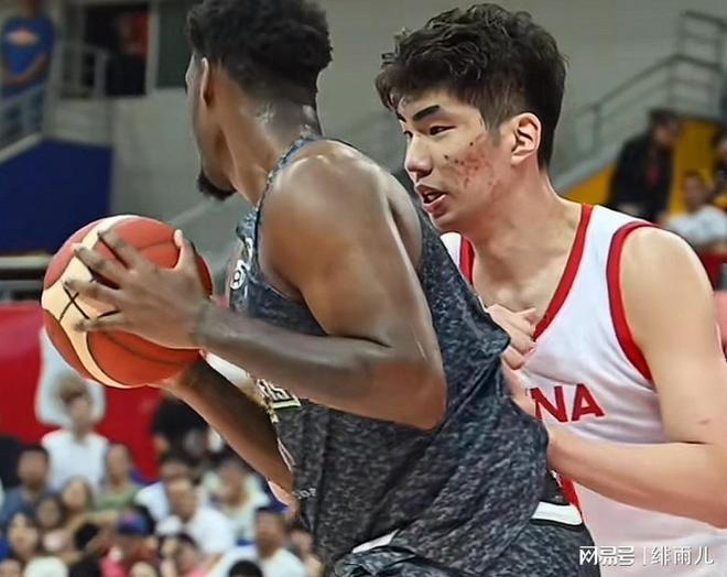 打成大腿!中国男篮正式迎来“欧式中锋”,近20年内最强传统内线