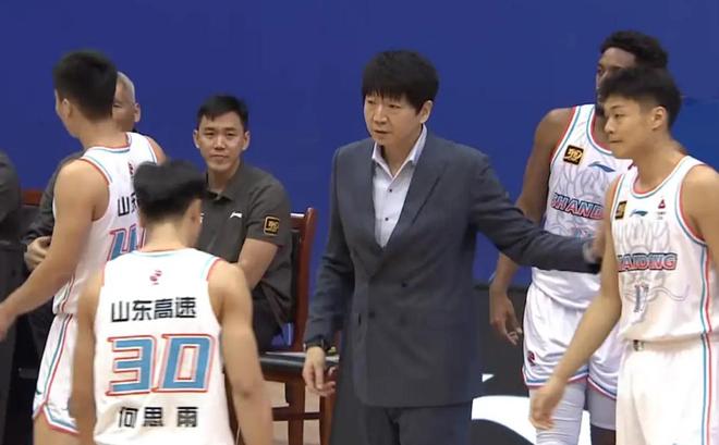 山东男篮签约新外援,1米96锋卫摇摆加盟,VTB联赛15.8分3.1篮板