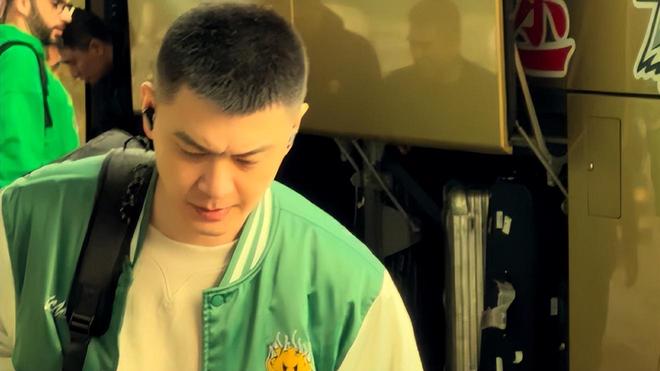 双喜临门！杨鸣抵达东莞,辽宁U22男篮峰回路转,但仅剩7人希望破灭