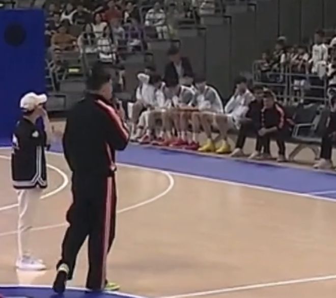 广东球迷嘉年华！现场喊冠军口号，崔永熙+3外领球衣，奎因送暴扣