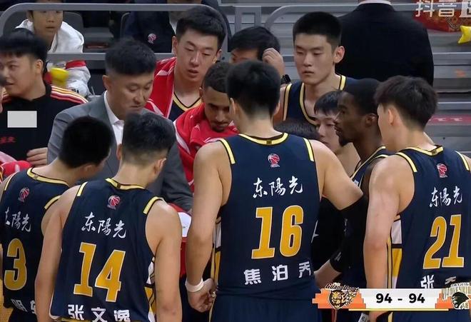 广东男篮暴露隐患，外援短板明显，徐杰缝了三针，麦考尔戴上护具