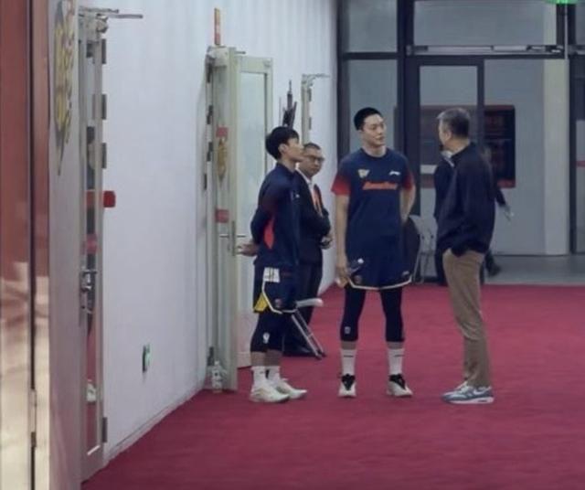 考察球员？郭士强现身广东主场，赛前与胡明轩、徐杰进行交流